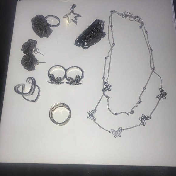 BUNDLE 🚨Rings and earring set
